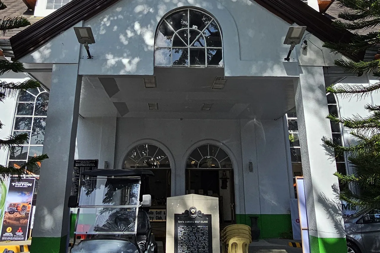 Iloilo Golf & Country Club のクラブハウスと歴史標識