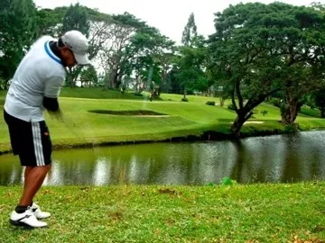 Iloilo Golf & Country Club の池越えのアプローチショット