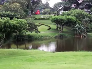 Iloilo Golf & Country Club クラブハウス下の池とフェアウェイ